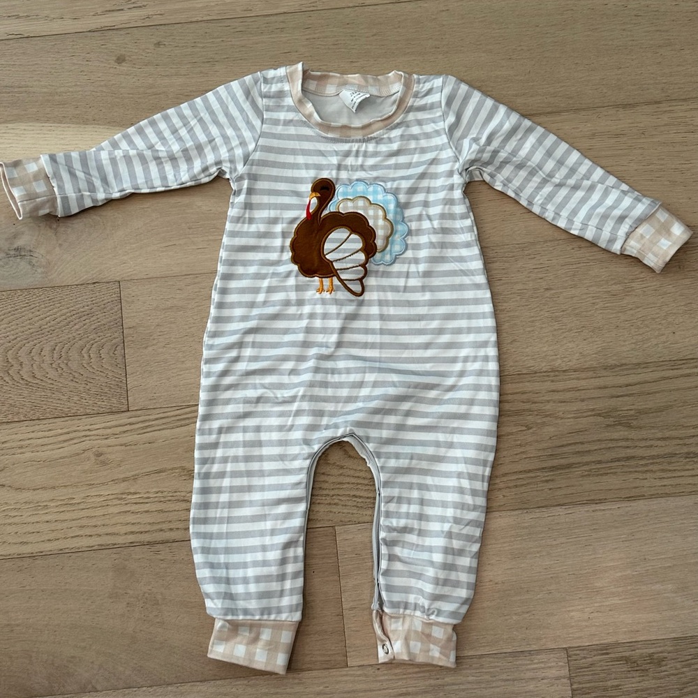 Striped Turkey Appliqué Kids One Piece Pajamas. 12-18 months. NWOT.